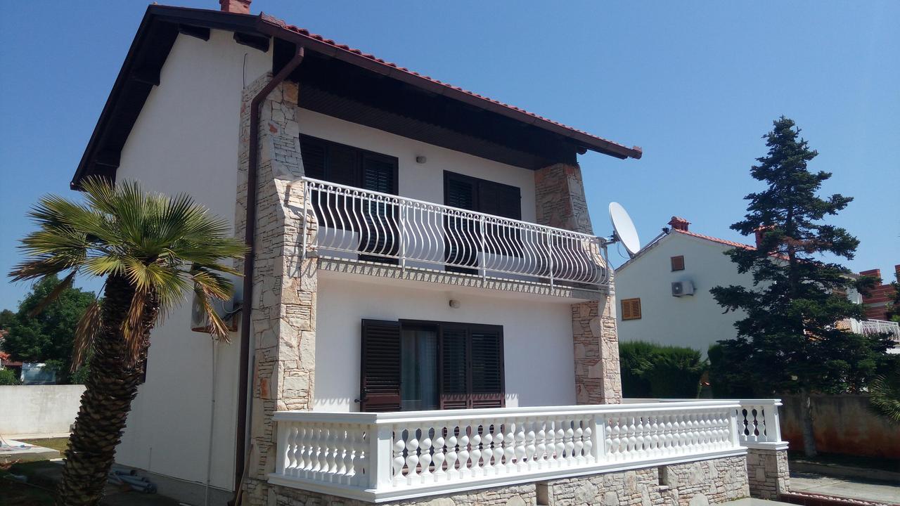 Leona Villa *