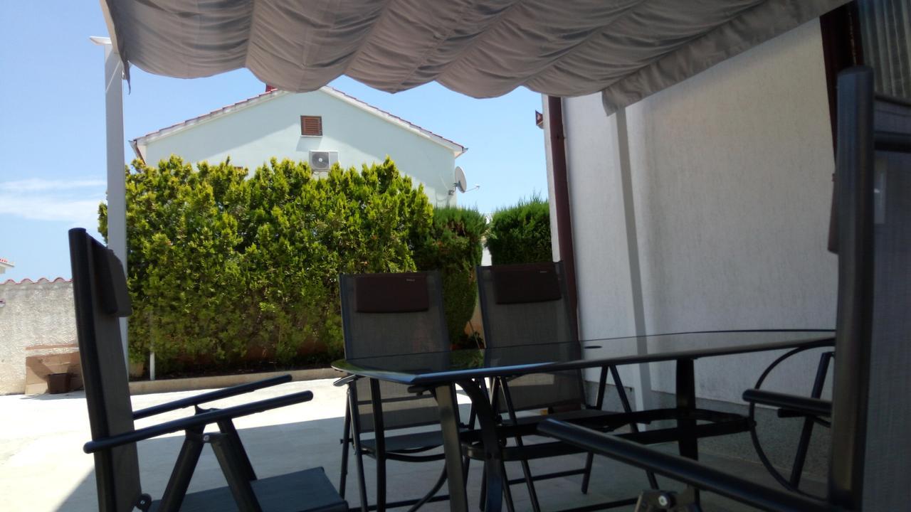 Leona Villa